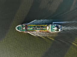 L’Iran consente il passaggio del proprio petrolio e di alcune navi nello Stretto di Hormuz