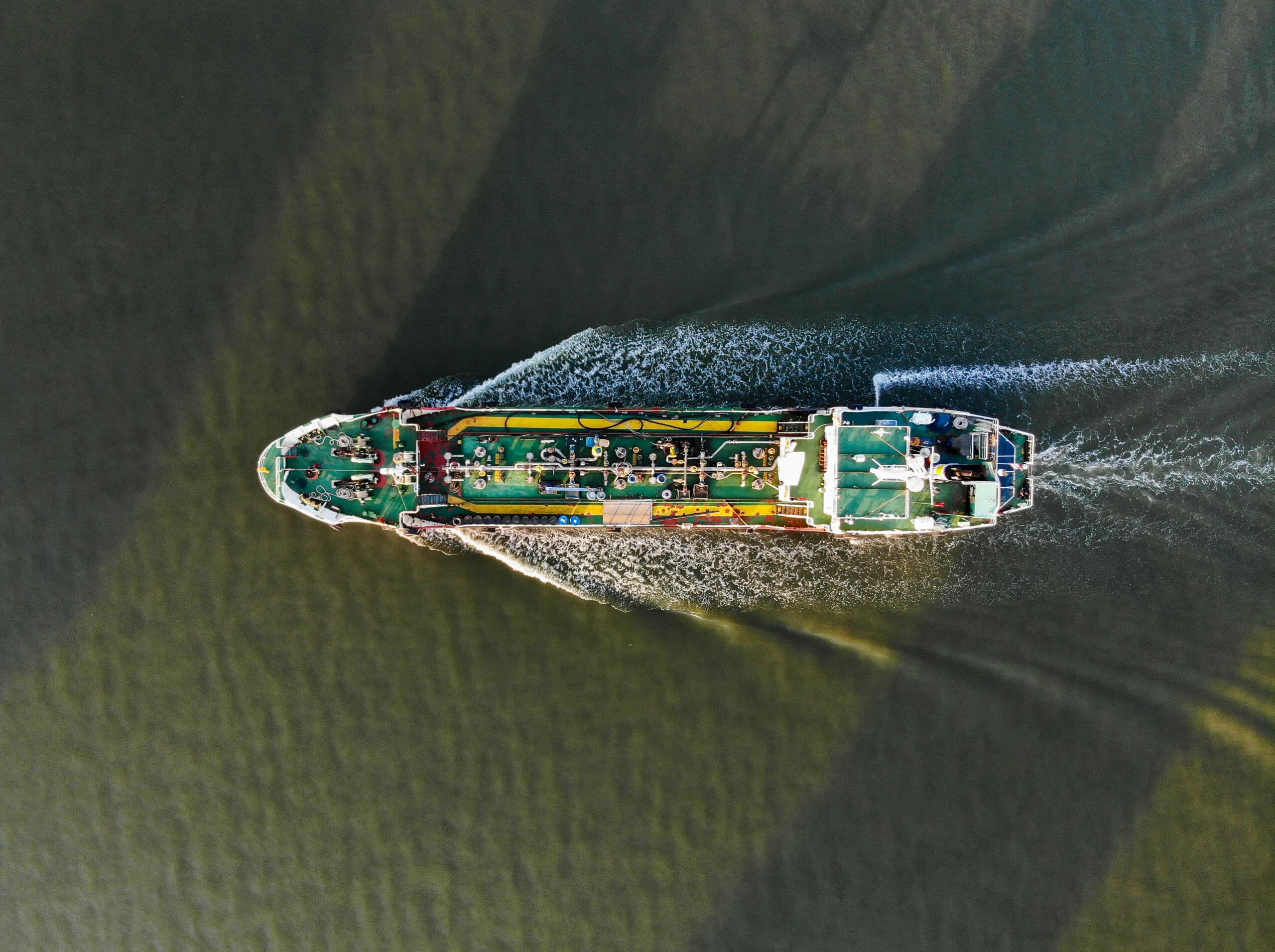 L’Iran consente il passaggio del proprio petrolio e di alcune navi nello Stretto di Hormuz