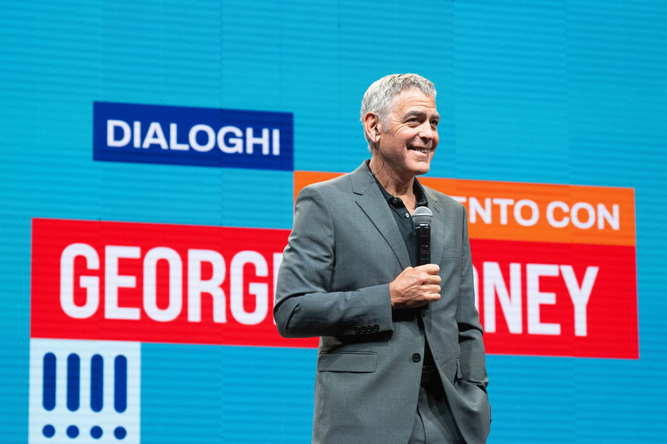 Clooney incontra 2.700 studenti a Cuneo per i "Dialoghi sul Talento"