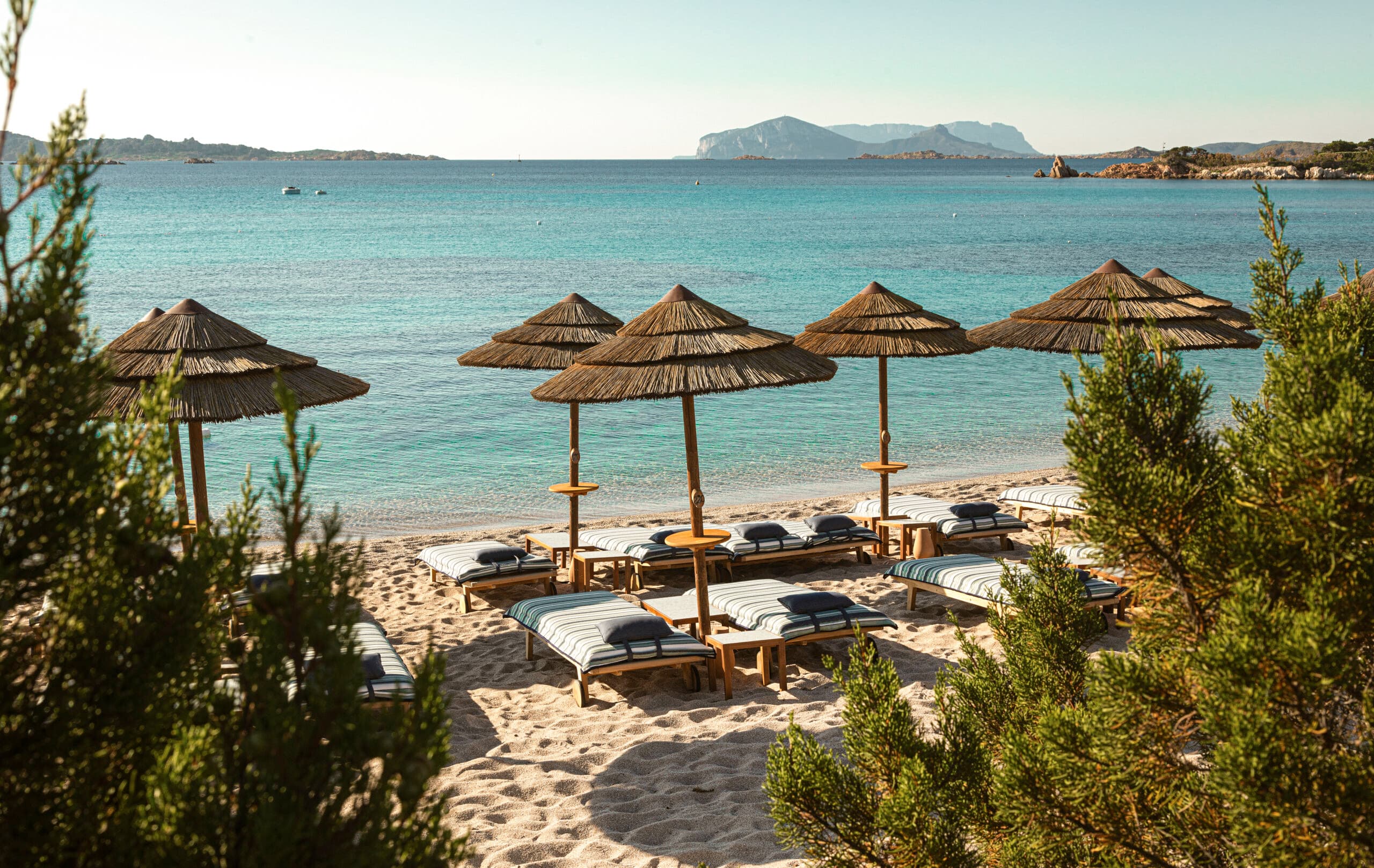 10 migliori beach club italiani, il lusso esperienziale che ridefinisce l’estate 2026