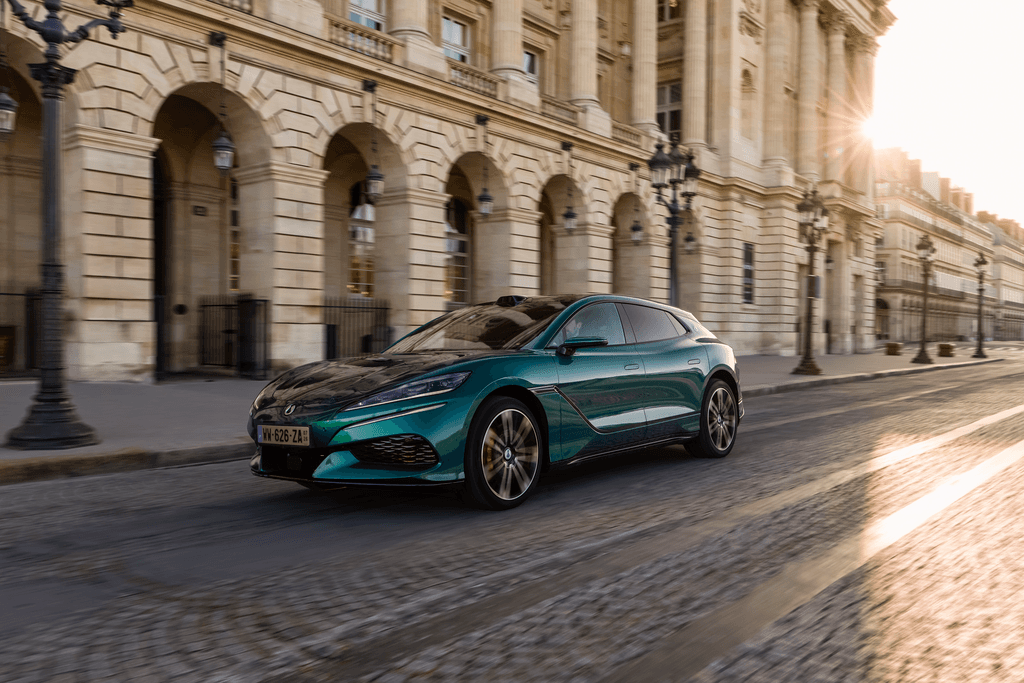 Denza debutta in Europa con la Z9GT e il D9 Super Hybrid DM-i: tecnologia e prestazioni per il nuovo premium della mobilità elettrica