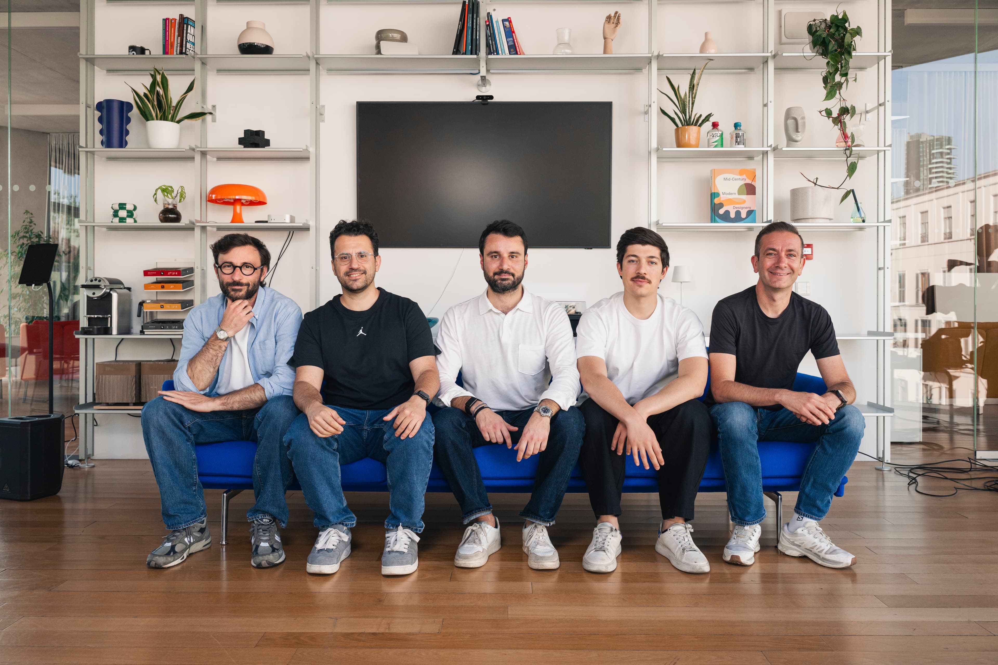 Cosmico raccoglie 12 milioni e acquisisce Flatmates: obiettivo 100 milioni entro il 2028
