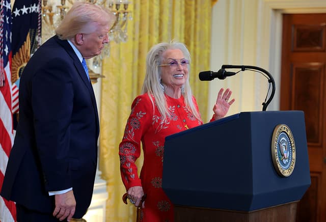 Tucker Carlson dice che i miliardari Rupert Murdoch e Miriam Adelson hanno spinto Trump verso la guerra con l’Iran