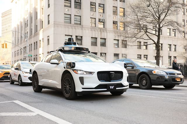 Robotaxi, il mercato accelera: oltre 1 milione di veicoli attesi nel mondo entro 2035