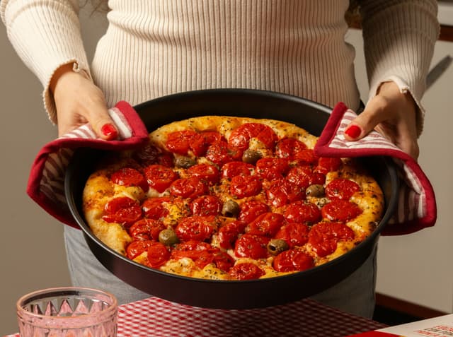 Spontini porta la pizza al trancio nei supermercati: arriva la “Tonda 1953” surgelata