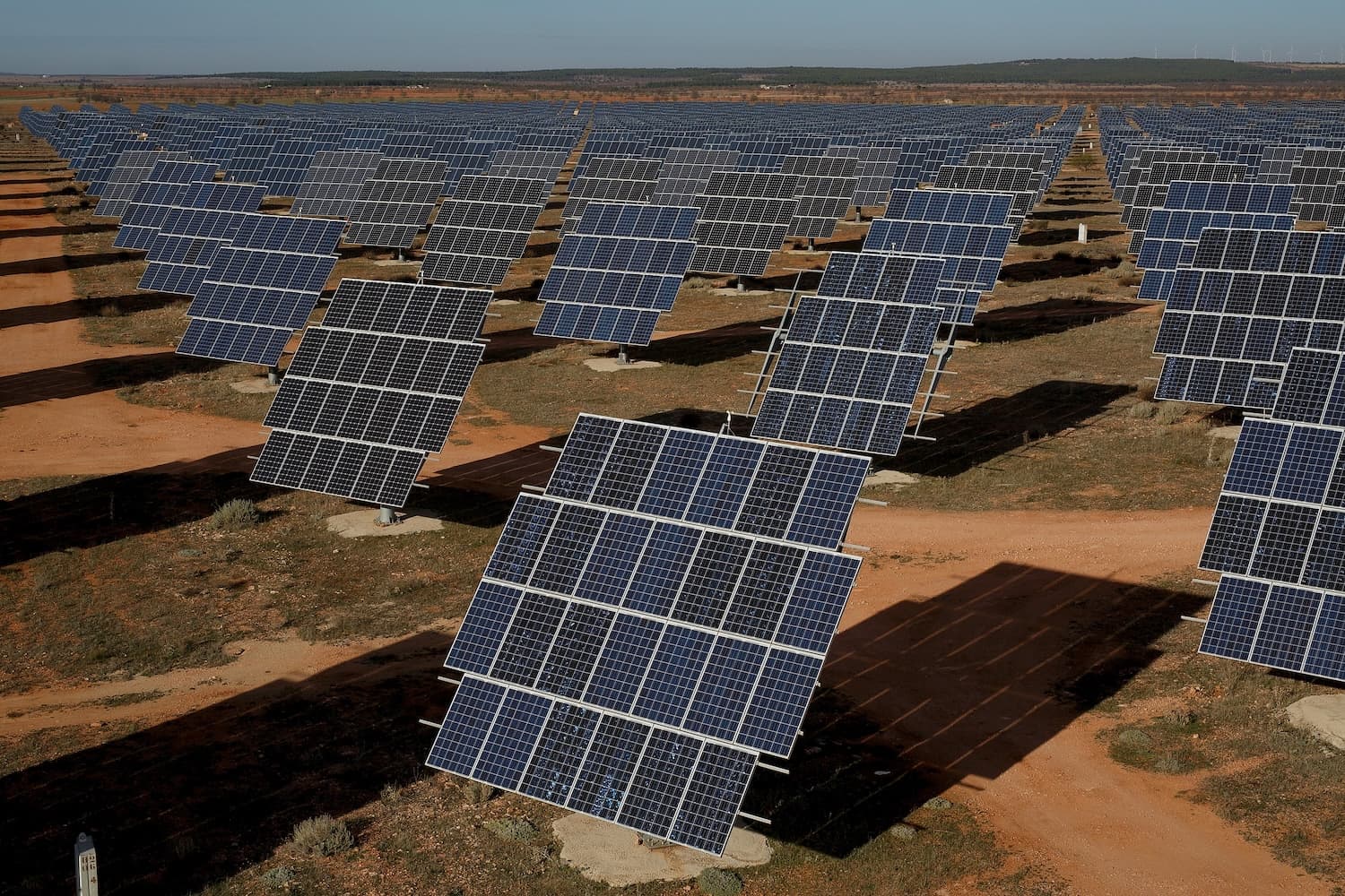 Perché le bollette dell’energia sono più care in Italia che nel resto d’Europa
