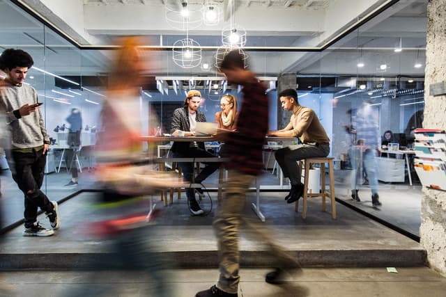 Le startup dell’AI cambiano rotta: dalle demo spettacolari ai prodotti che fanno utili