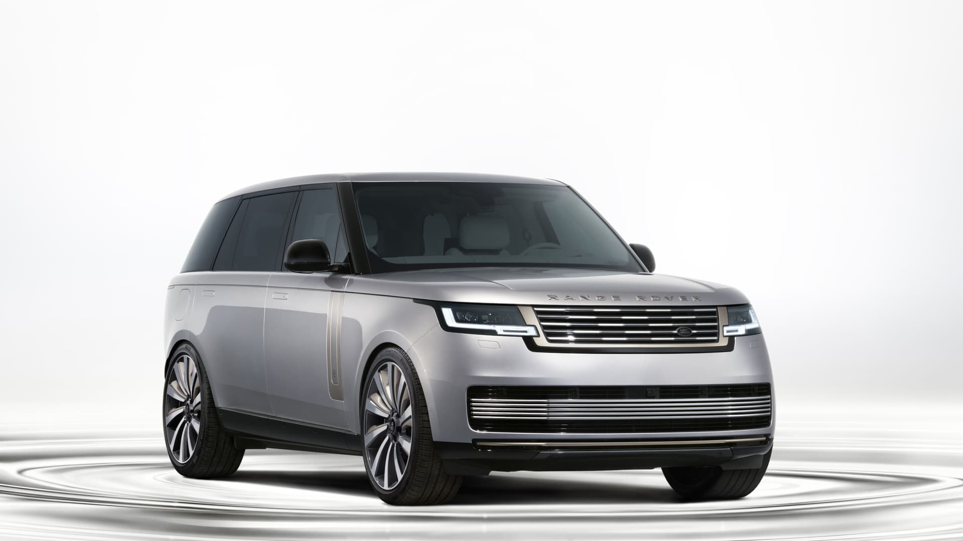 Range Rover Sv Ultra, il lusso punta su audio immersivo e benessere a bordo