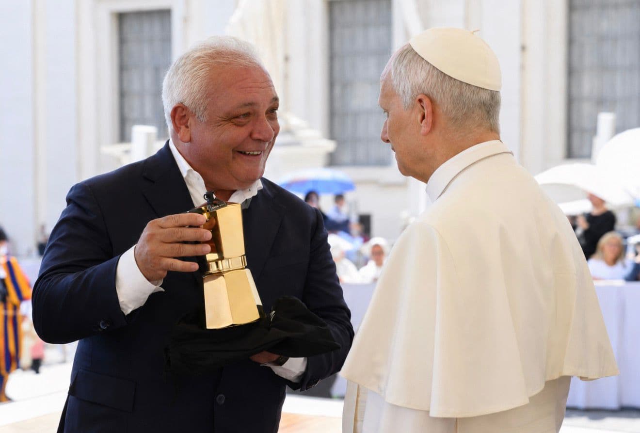 Mokavit in Vaticano: una moka in oro 24k consegnata a Papa Leone XIV