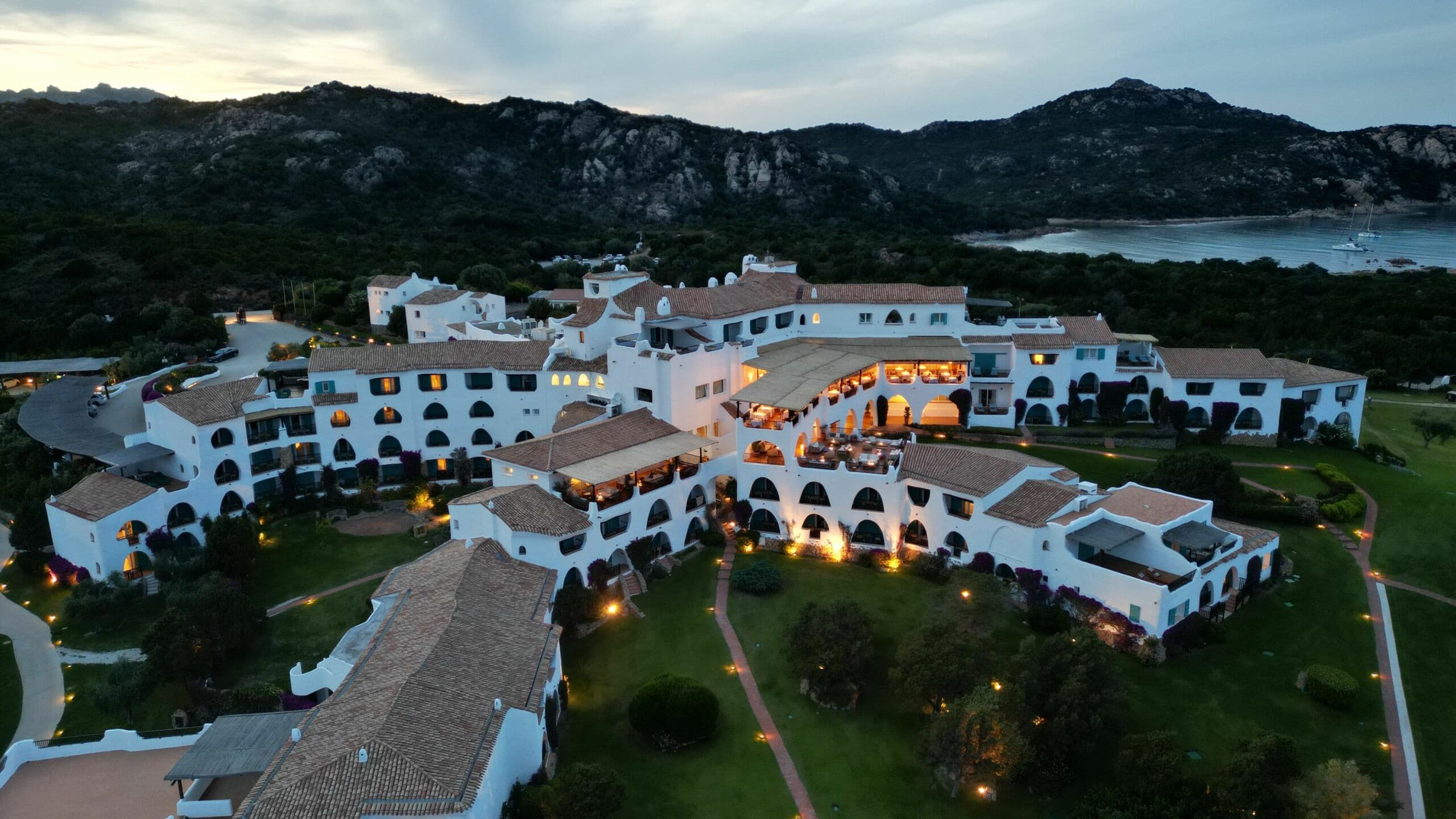 Robbie Williams a Porto Cervo, il gala del Big Art Festival e il business del lusso esperienziale