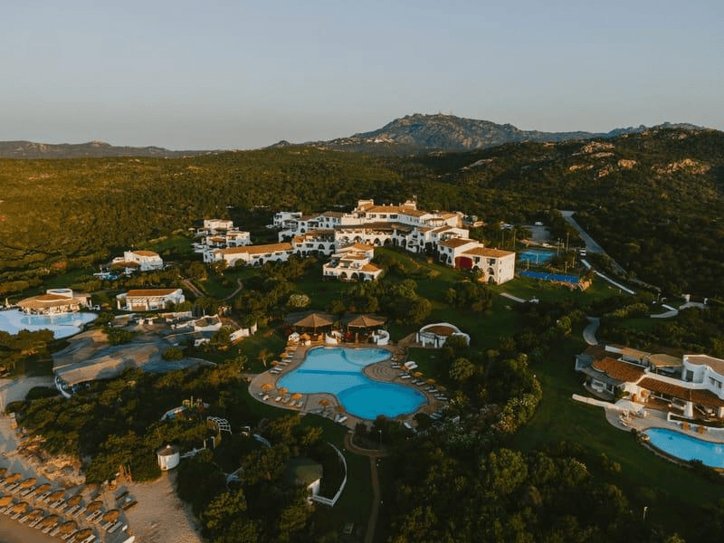Robbie Williams a Porto Cervo, il gala del Big Art Festival e il business del lusso esperienziale