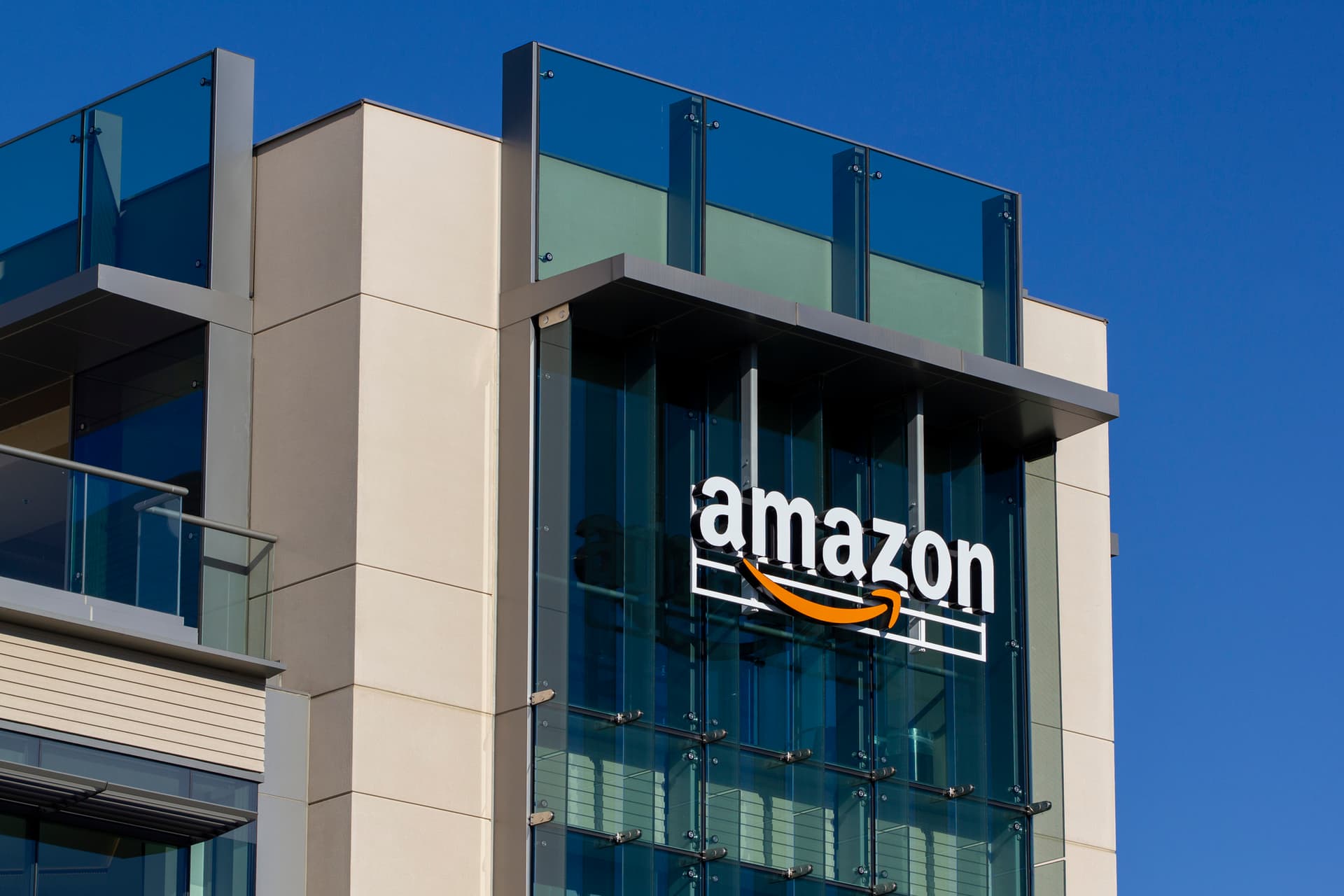 Amazon in Italia, 15 anni dopo: 30 miliardi di investimenti e oltre 100mila posti di lavoro