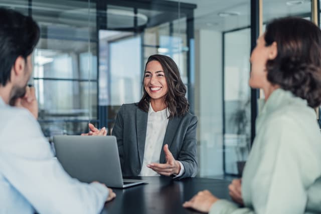Non basta saper usare l’IA: ecco le competenze umane che oggi cercano davvero le aziende