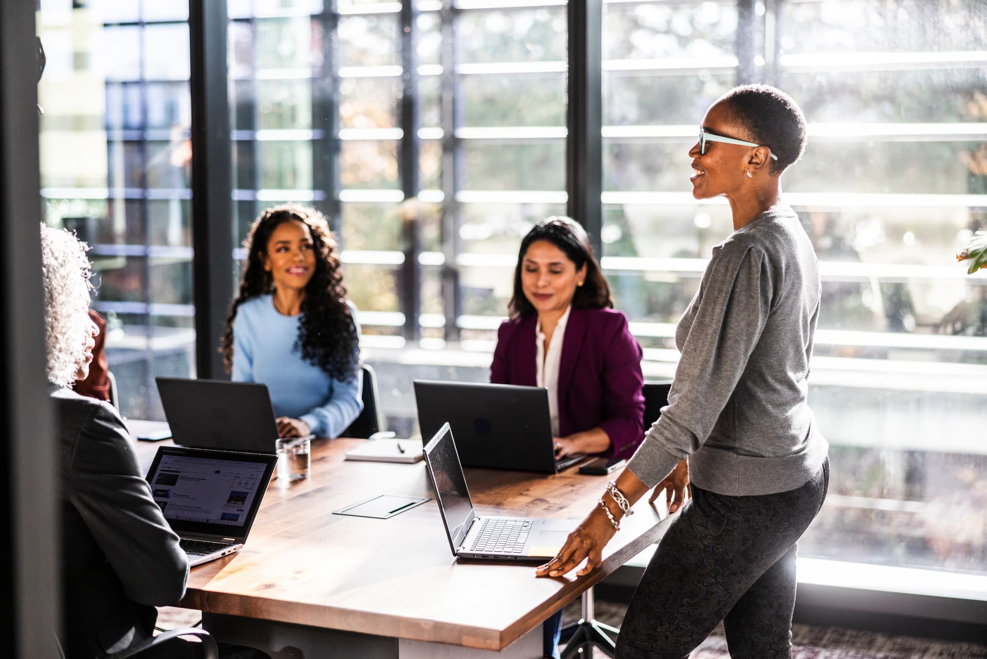 Le aziende italiane migliori per le donne? Qui quasi metà dei manager è donna