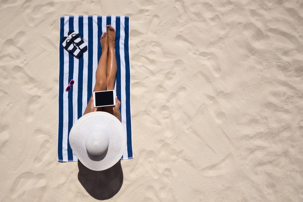 Le regole del buon gusto in spiaggia dall'Accademia Italiana del Galateo
