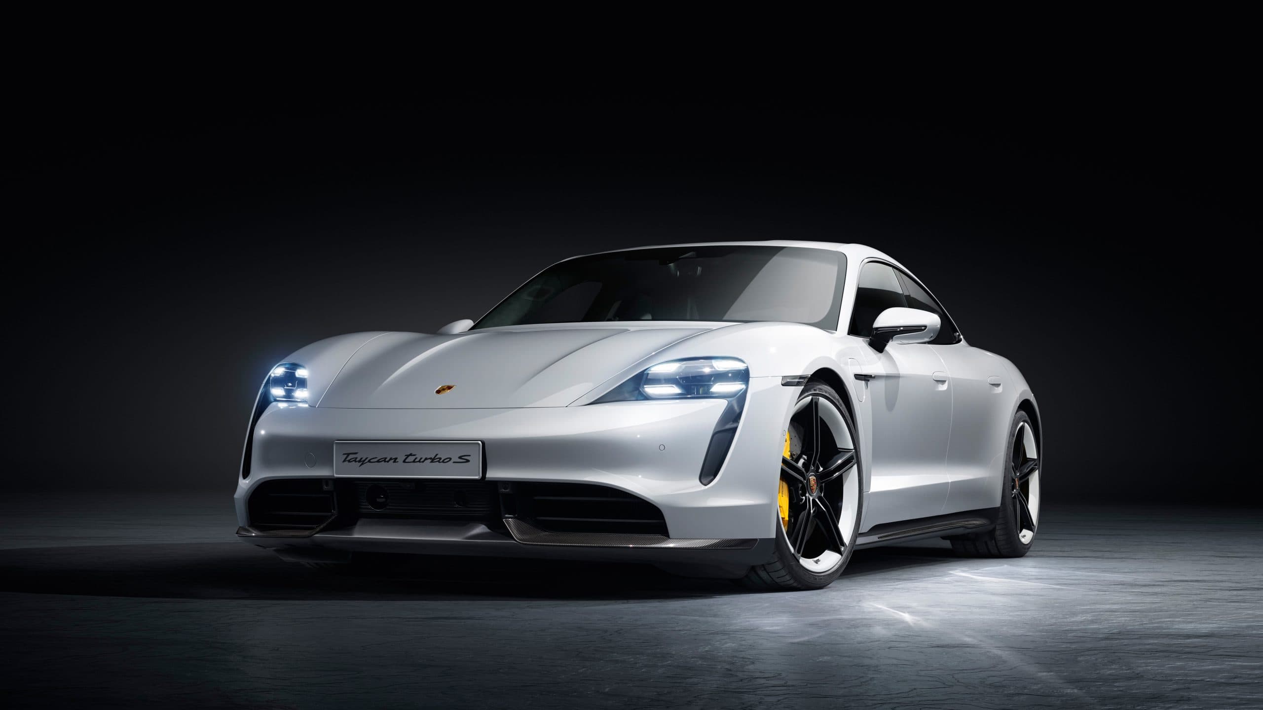 Porsche Taycan arriva sul mercato: le immagini della prima elettrica di Stoccarda