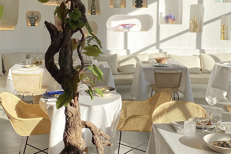 Il nuovo ristorante di Jacquemus è un autentico rifugio mediterraneo, a Parigi