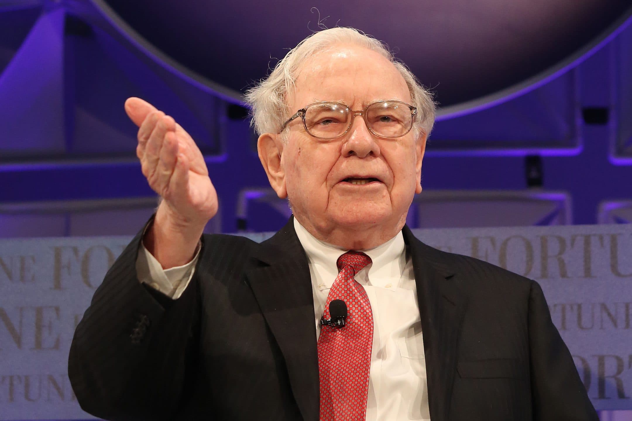 Warren Buffett ha 128 miliardi da investire, ma non sa come fare