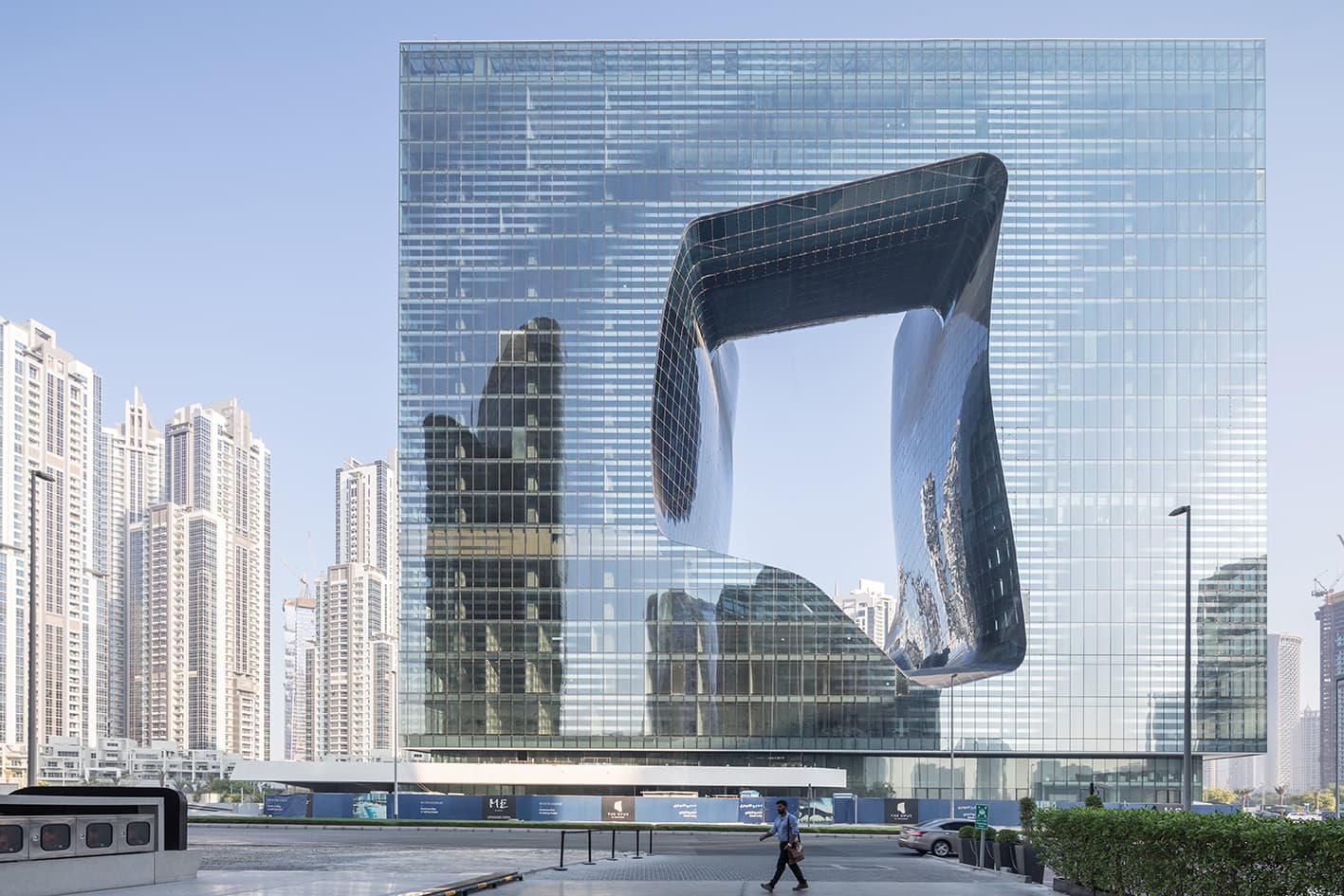 Apre il ME Dubai, l’unico hotel progettato interamente da Zaha Hadid