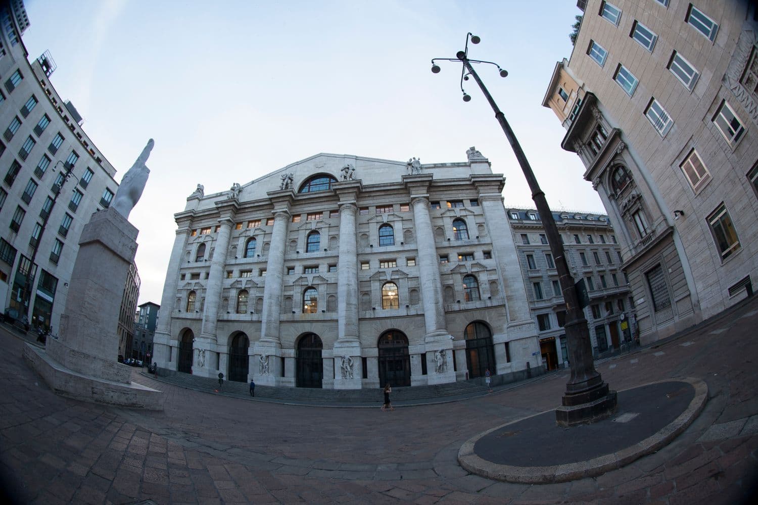 Iveco regina di Piazza Affari nel primo trimestre. L'incertezza fa volare oro, cacao e uranio