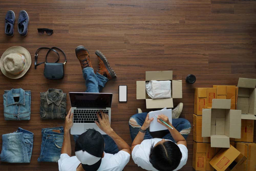 Guanti e macchine del pane volano, la valigeria crolla. Cosa si vende di più (e di meno) online nell'era Covid-19