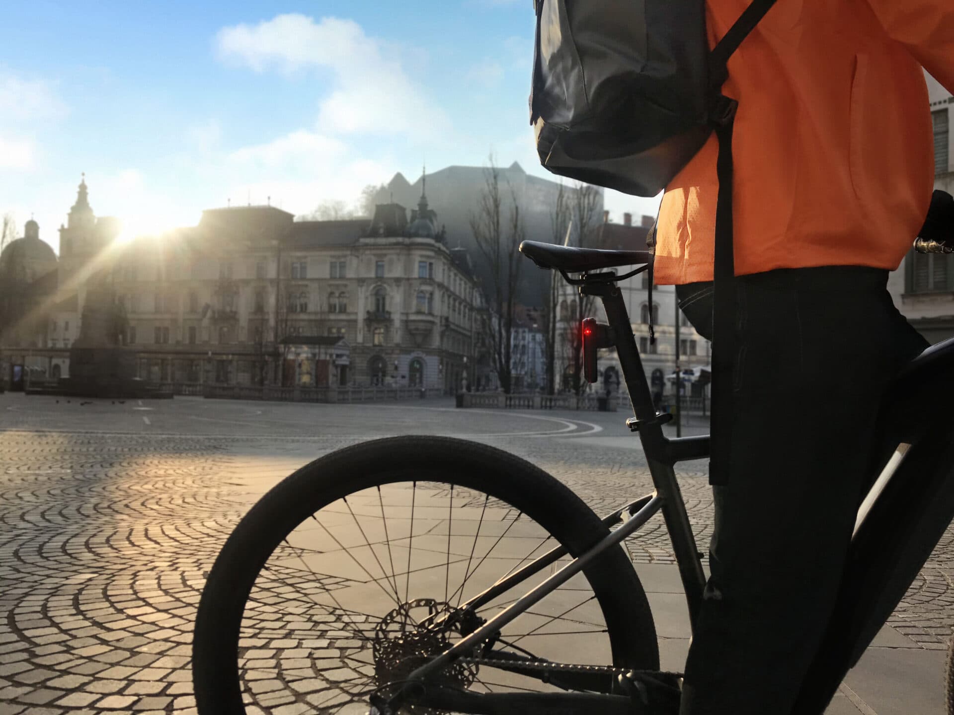 Lo specchietto retrovisore per la bici diventa digitale e si collega allo smartphone