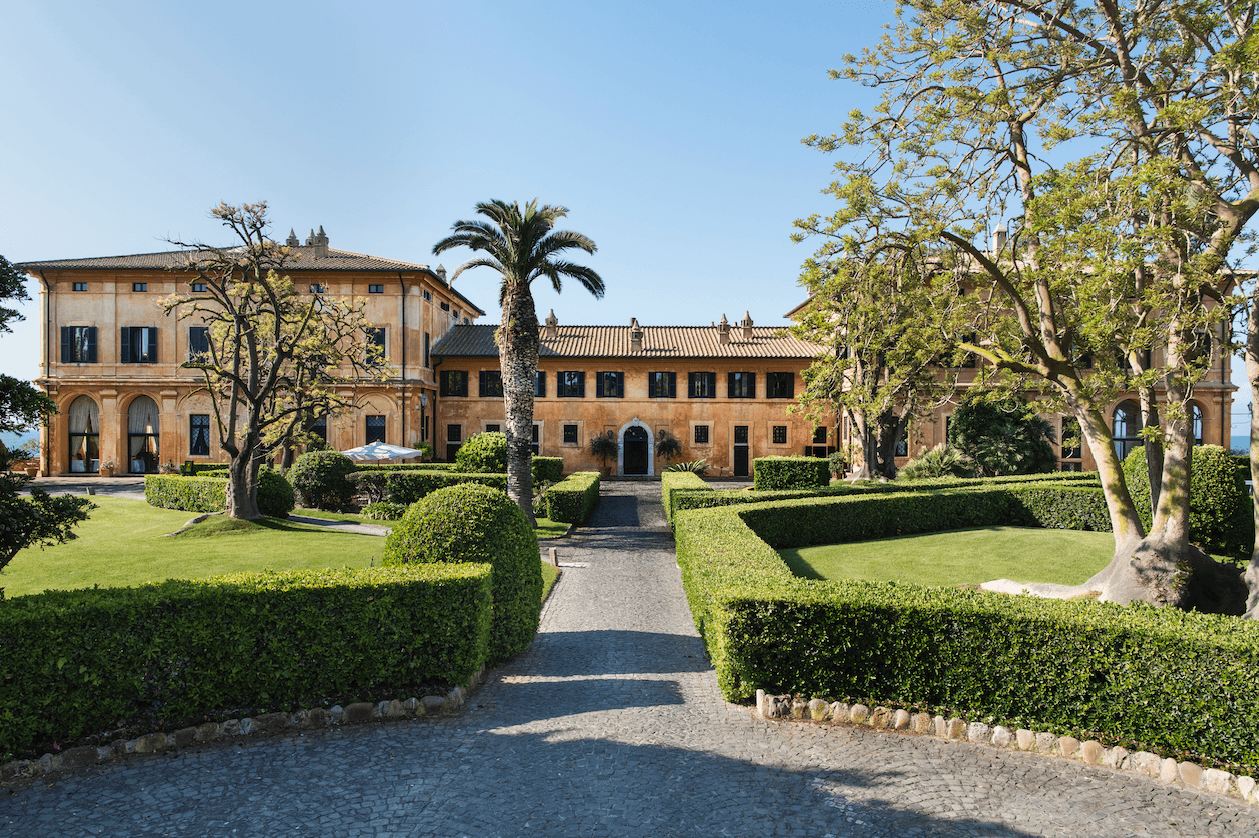 Una vacanza distanziata ma non distante? Questa villa storica è in affitto sul litorale romano
