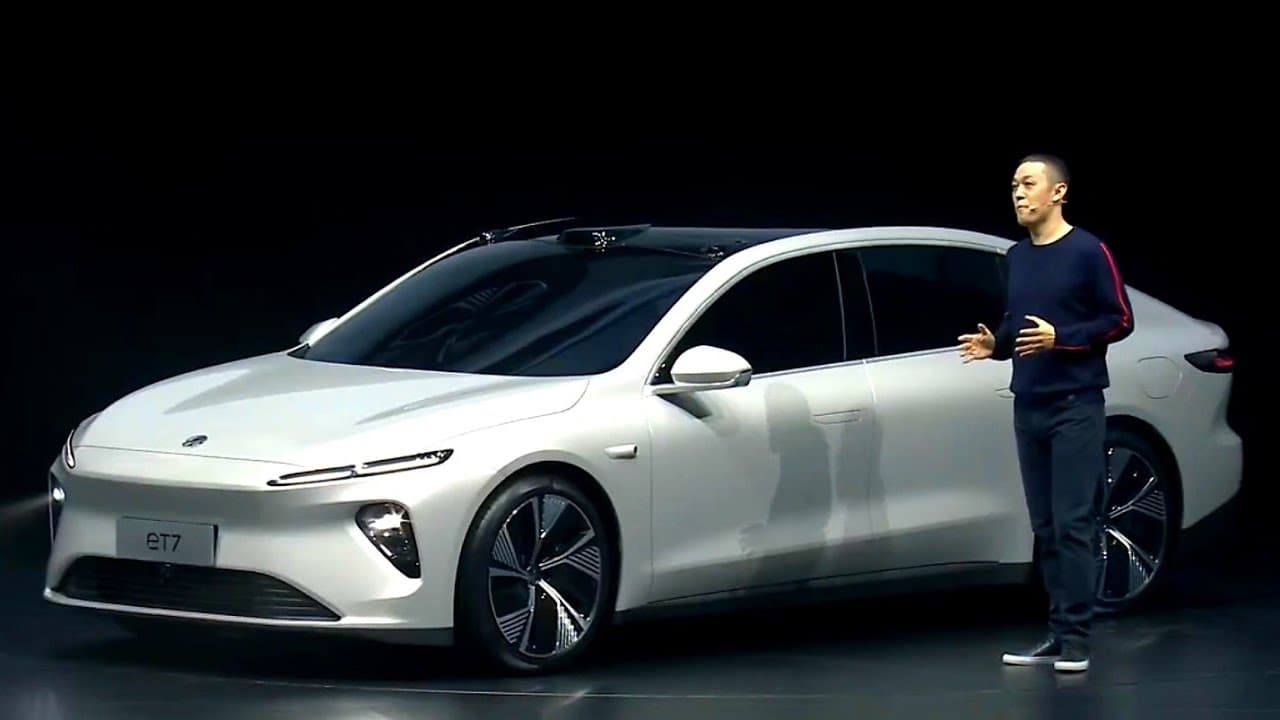 La Tesla cinese che sfida Elon Musk: arriva la berlina elettrica con mille chilometri di autonomia