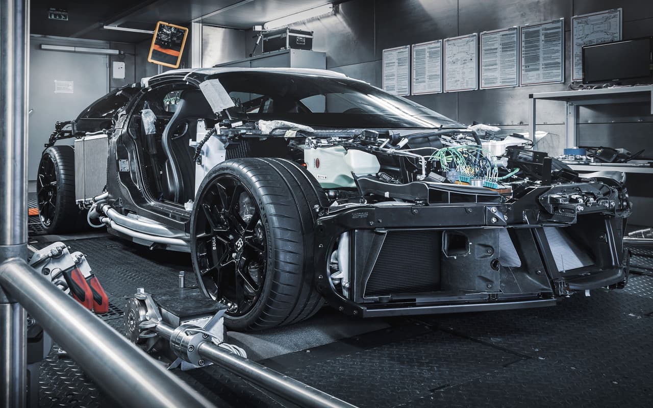 Bugatti: assemblato il primo prototipo per la produzione della Centodieci