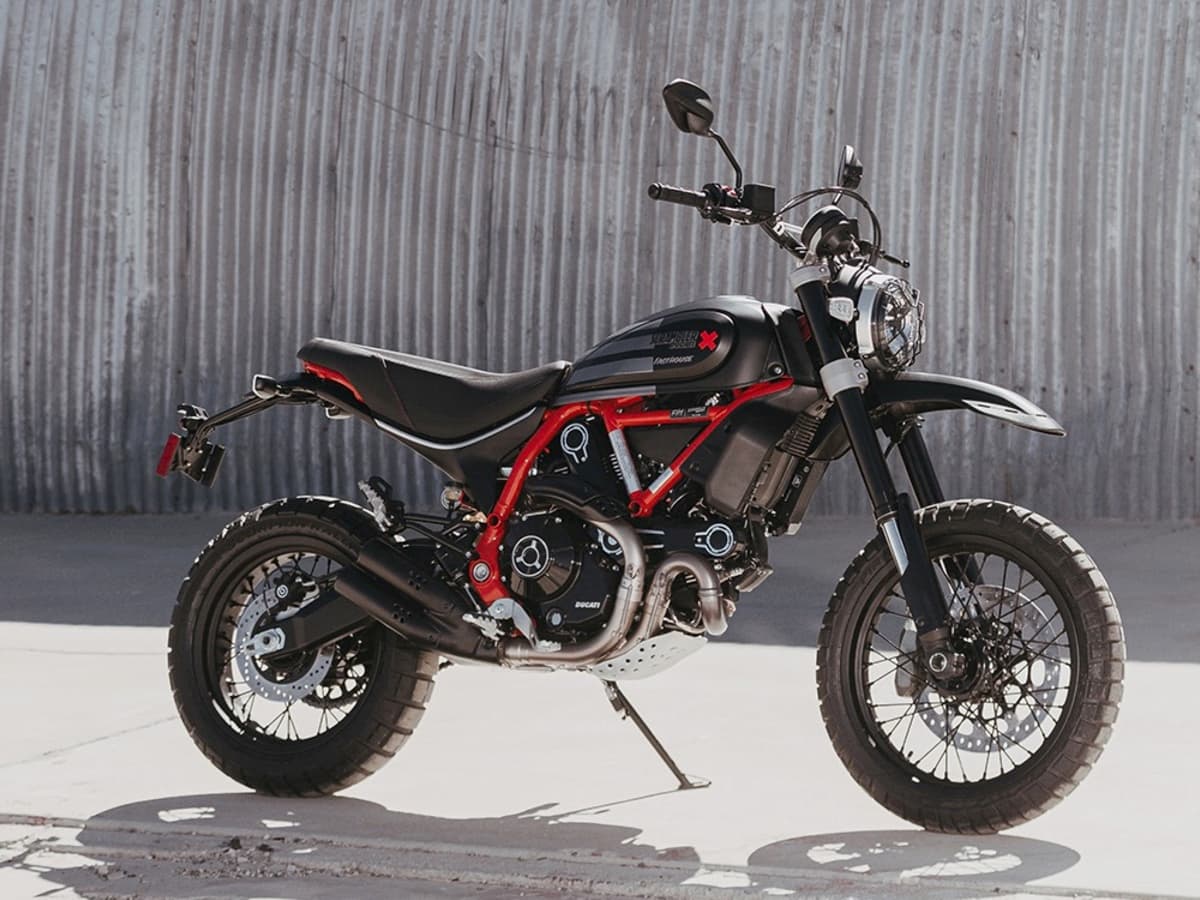 Ducati Scrambler Desert Sled Fasthouse, un'edizione celebrativa della vittoria alla Mint 400