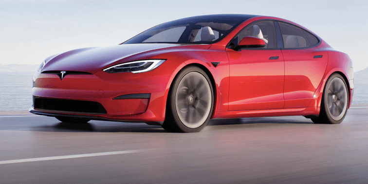 Da 0 a 100 km/h in 2 secondi: Tesla presenta l'auto di produzione più veloce di sempre