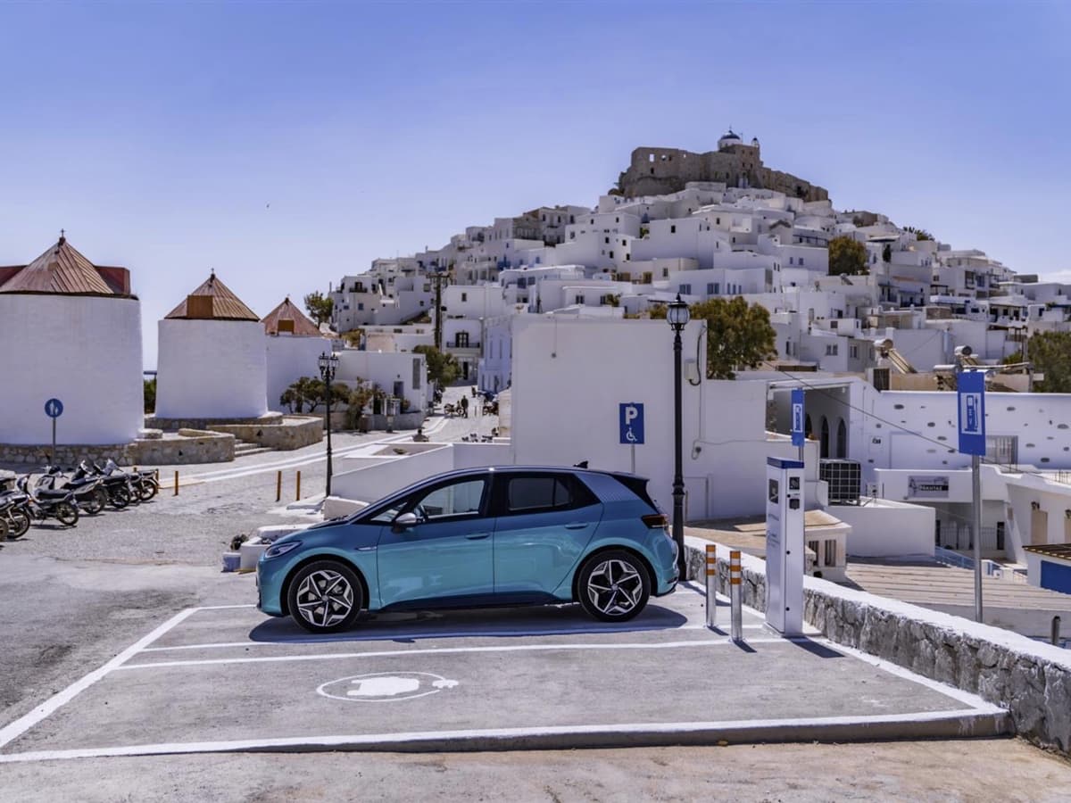 Ecco i primi veicoli elettrici nell'isola greca che Volkswagen vuole rendere 100% sostenibile
