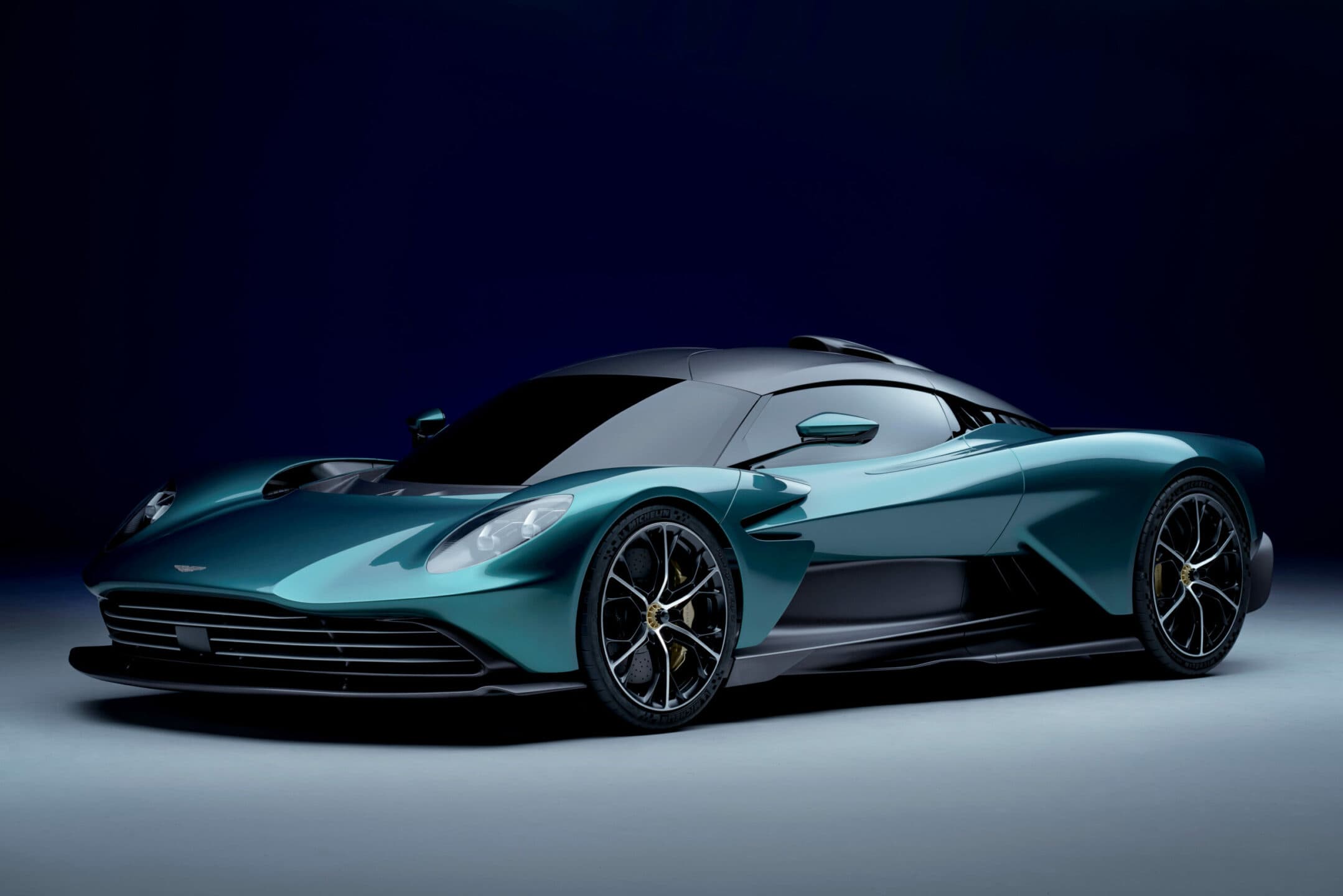 Aston Martin svela Valhalla, l’hypercar ibrida da 950 CV destinata solo a 1.000 compratori