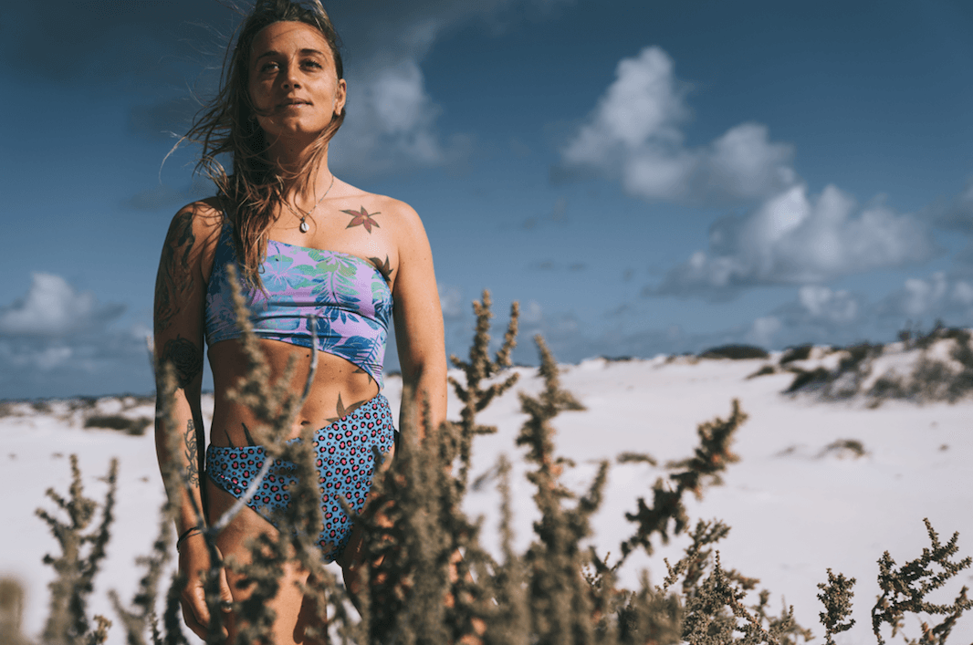 Il marchio di costumi che protegge l'ambiente grazie all'uso di tessuti riciclati