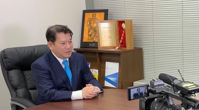 Un medico giapponese è diventato imprenditore a 48 anni. Ora è miliardario grazie alle case di riposo