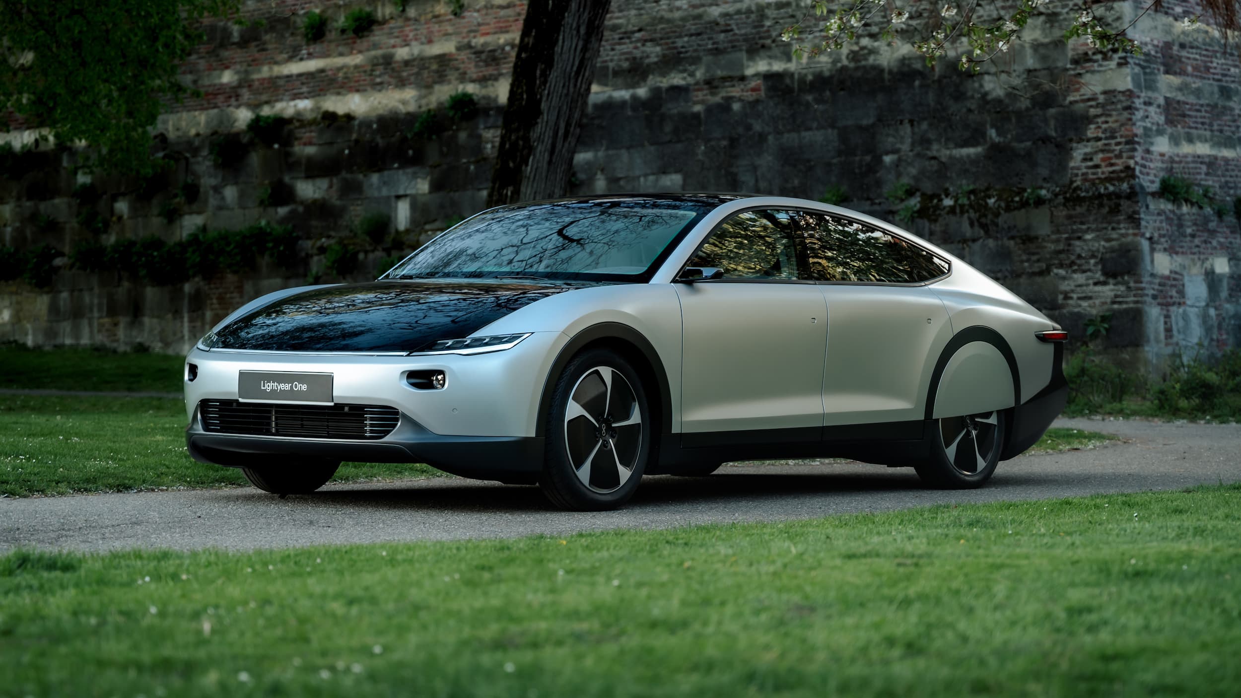 Una startup olandese ha raccolto 110 milioni di dollari per realizzare la prima auto solare a lungo raggio al mondo