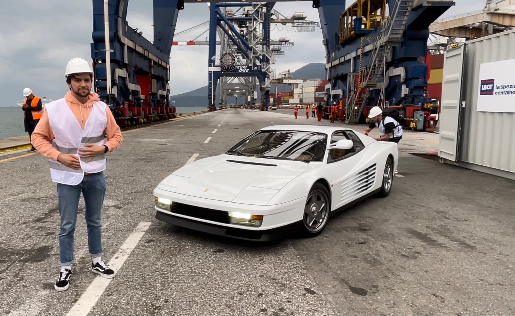 Officine Fioravanti resuscita il mito della Ferrari Testarossa con una restomod davvero speciale