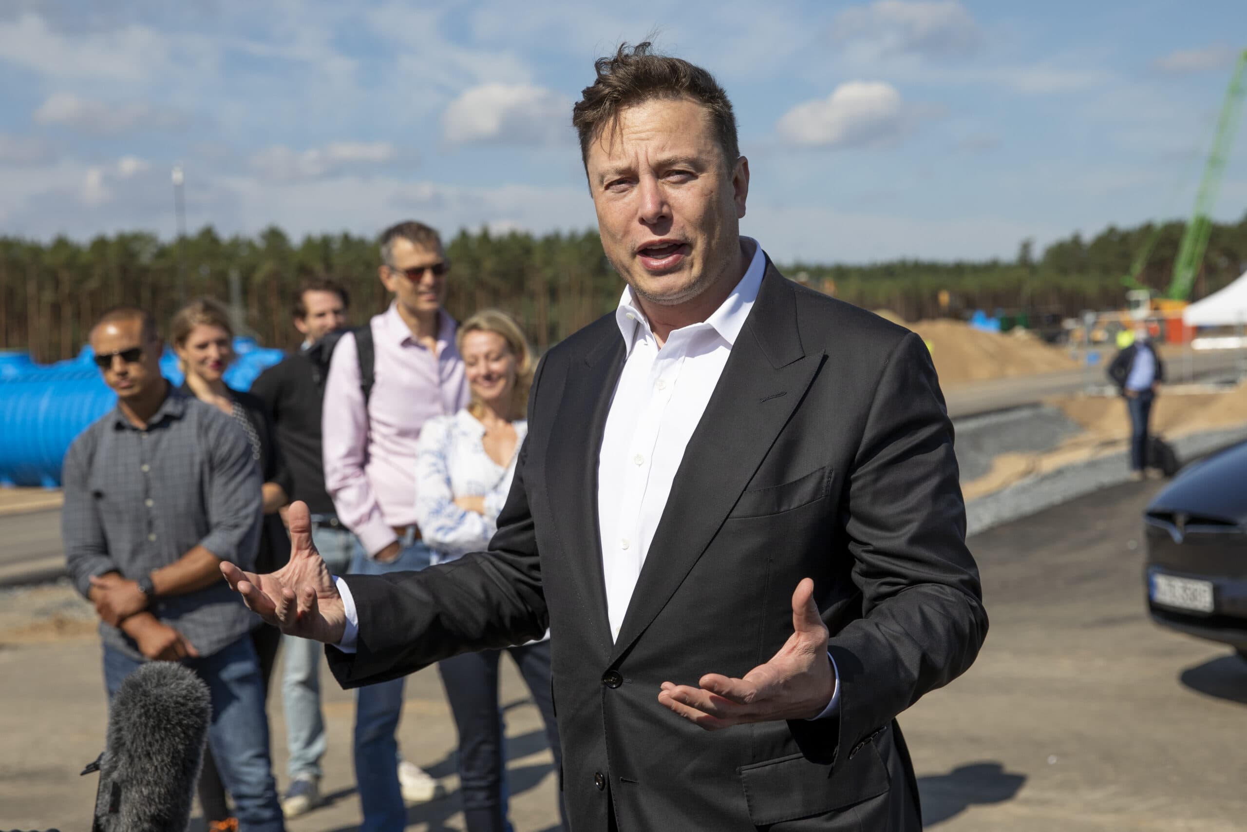 Elon Musk prova a rassicurare i dipendenti: "Tesla diventerà l'azienda di maggiore valore al mondo"