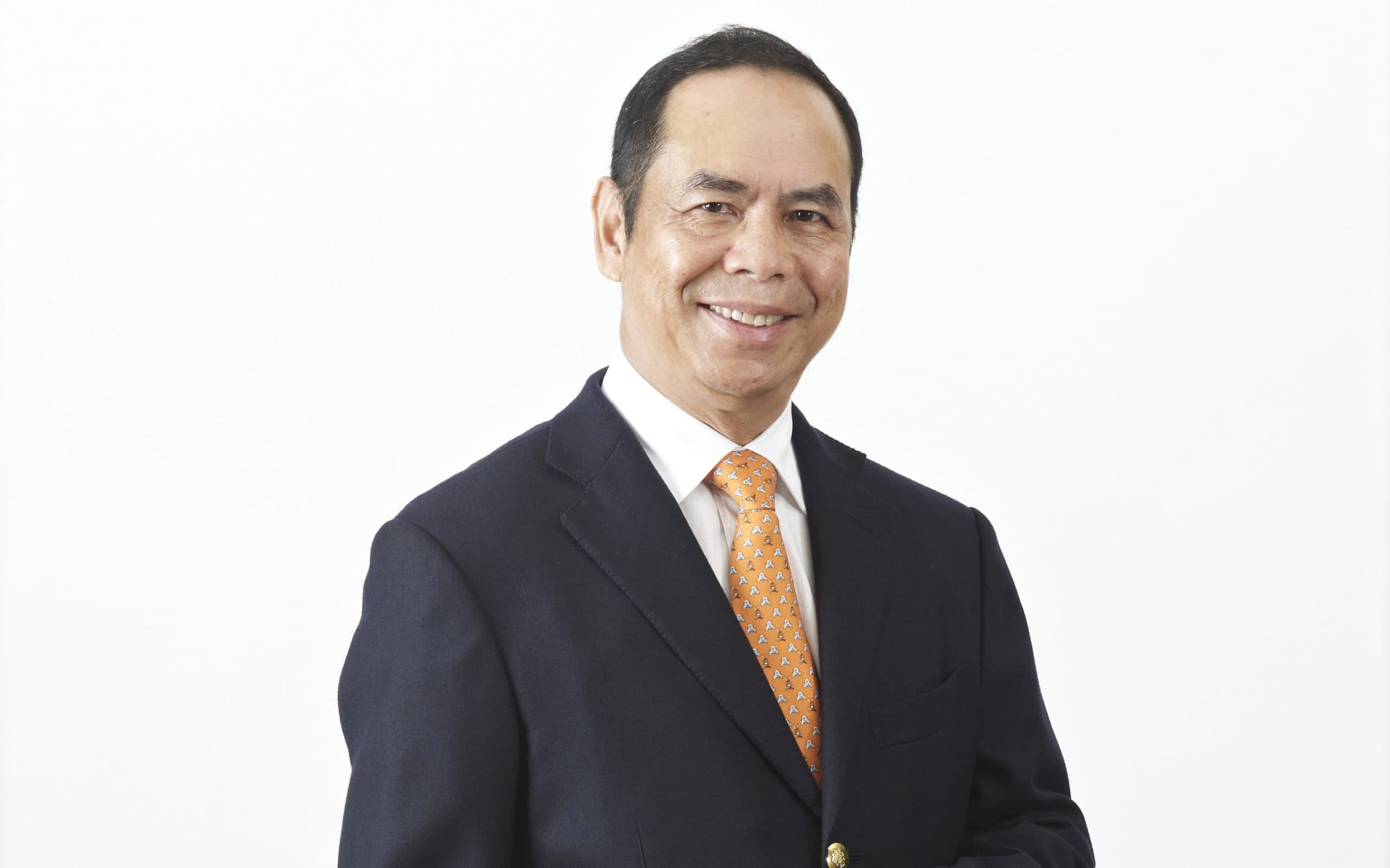 La storia di Sam Goi, il miliardario scappato in barca dalla Cina e diventato il re degli involtini primavera