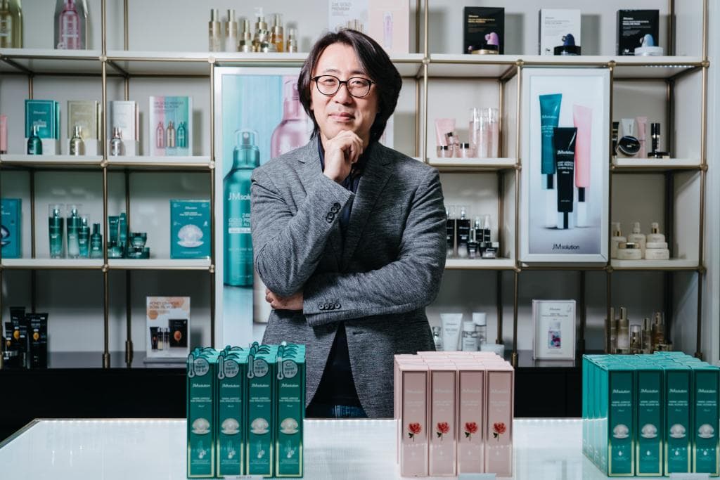 La storia di Kim Jung-woong, il figlio di un operaio che ha creato un impero della bellezza