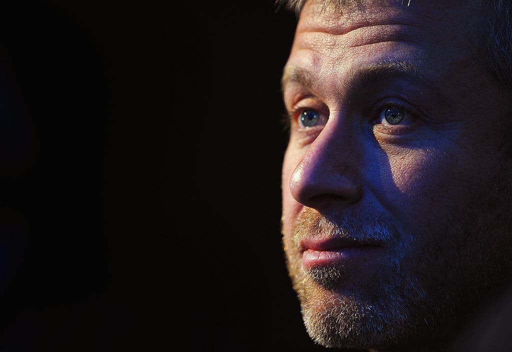 Chelsea, petrolio, sigarette al mercato nero e yacht persi a poker: la storia di Roman Abramovich