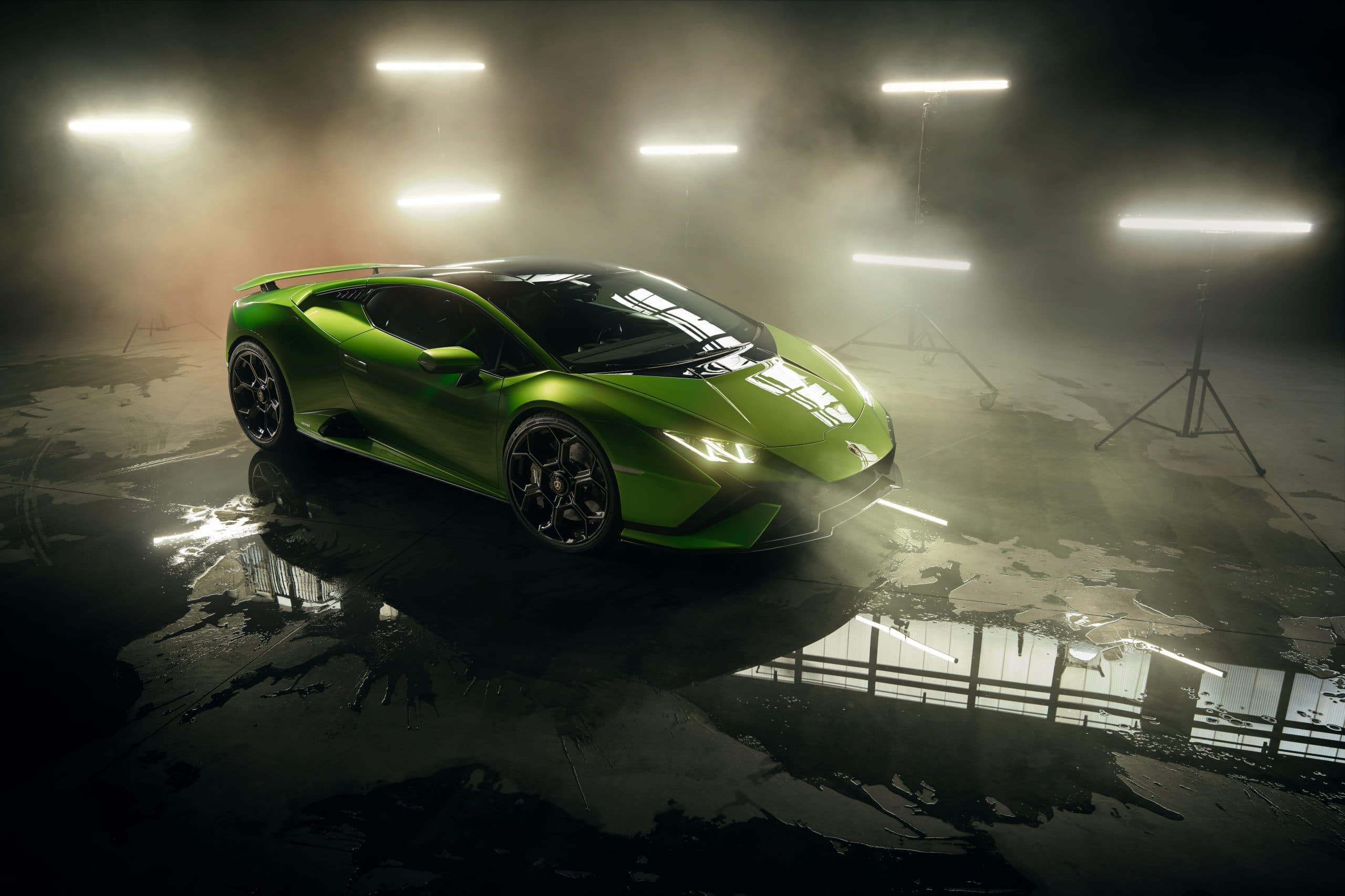 Lamborghini festeggia il miglior trimestre di sempre e presenta la Huracán Tecnica