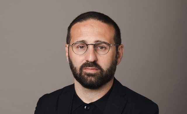 Chi è il curatore italiano nominato direttore delle piattaforme espositive della fiera d'arte contemporanea più importante al mondo