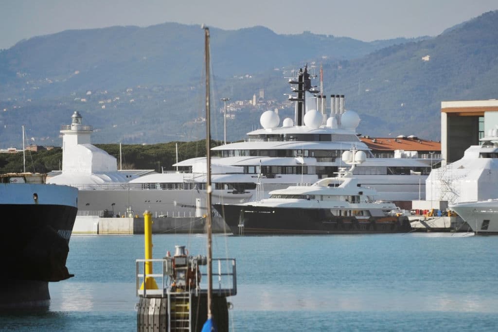 Come gli oligarchi russi stanno cercando di allentare la morsa delle sanzioni sui loro megayacht