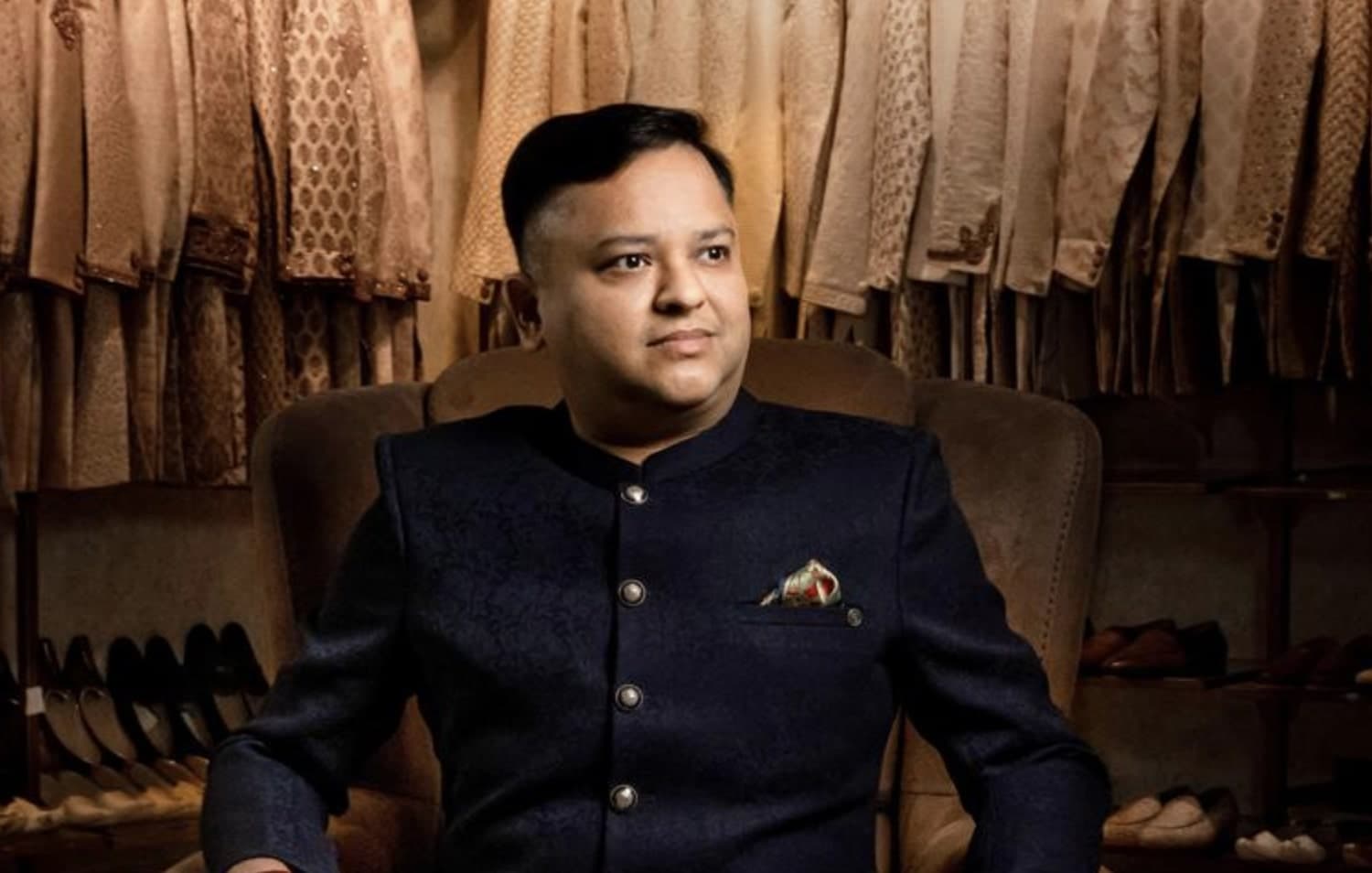 La storia di Ravi Modi, il miliardario dell’abbigliamento indiano che ha creato un impero con 122 dollari