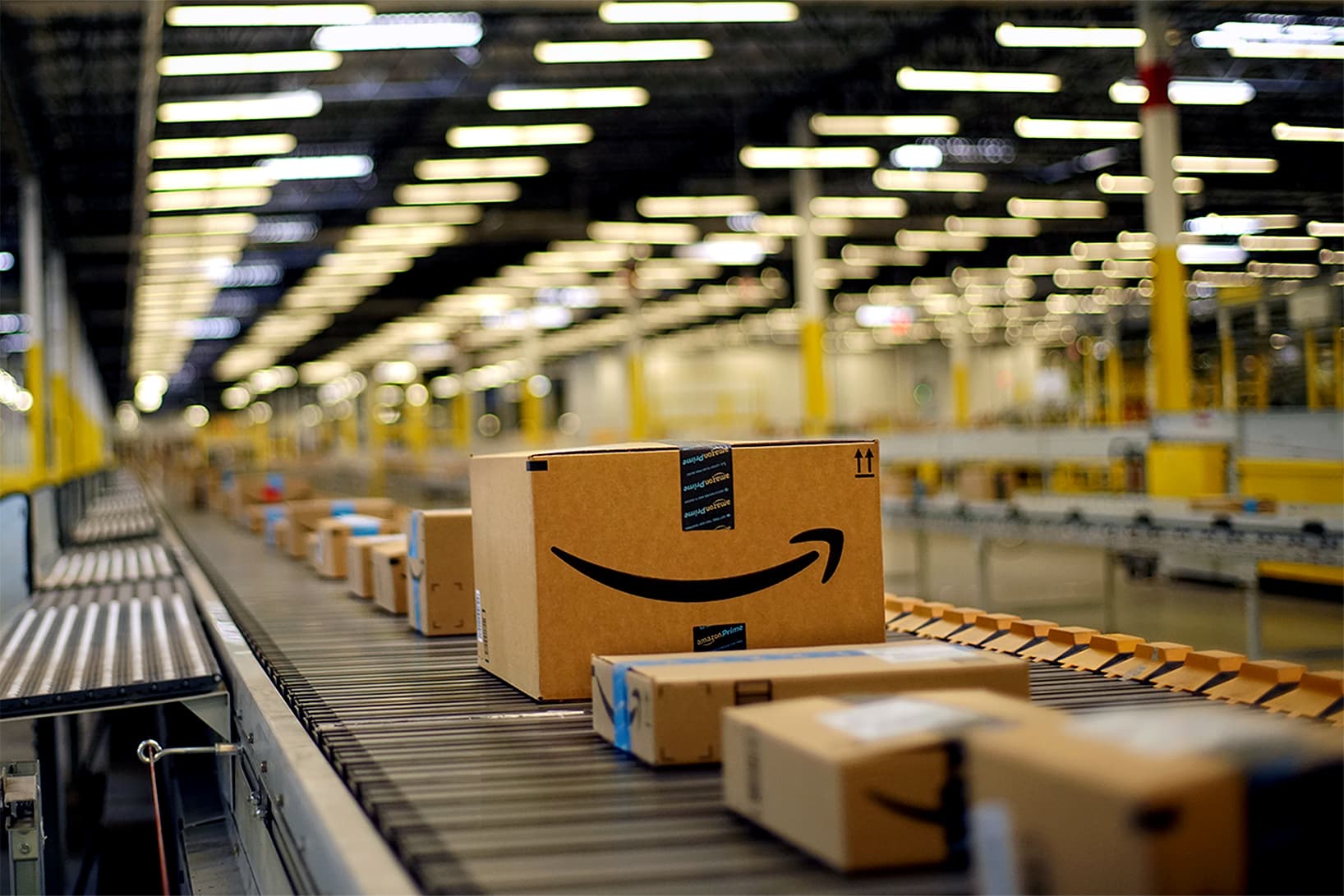 Amazon pronta a licenziare 30.000: il futuro è dominato dai robot