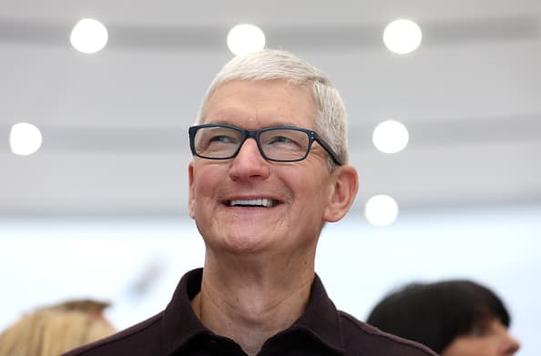 Il ceo miliardario di Apple Tim Cook si taglia lo stipendio di oltre il 40%
