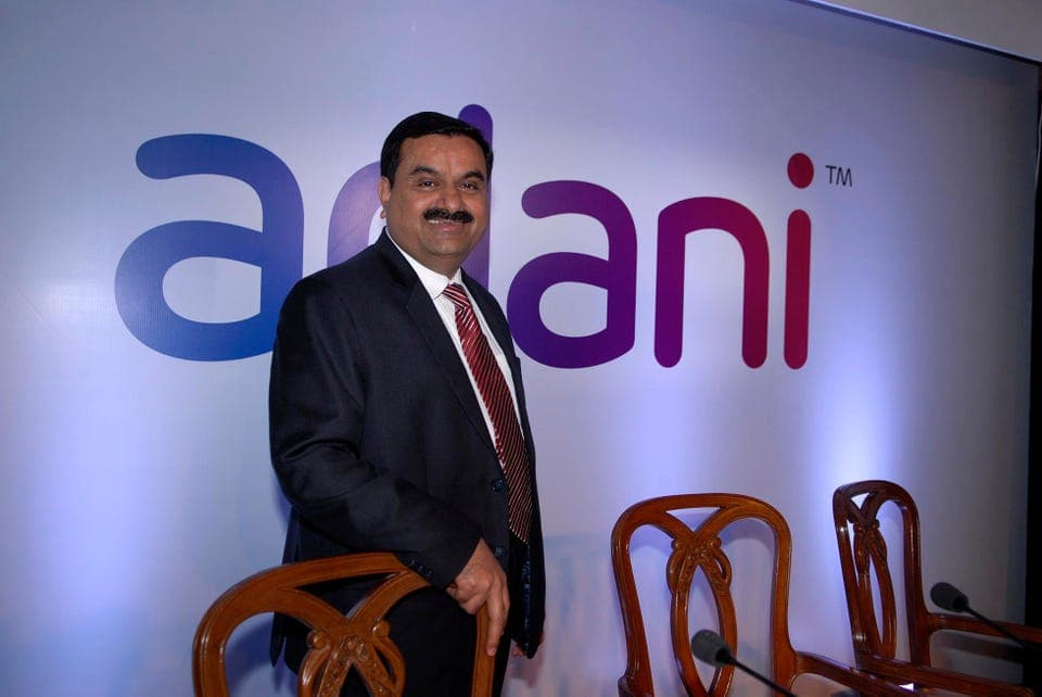 Lo scandalo finanziario, il crollo del patrimonio e il rosso in Borsa: cosa sta succedendo a Gautam Adani