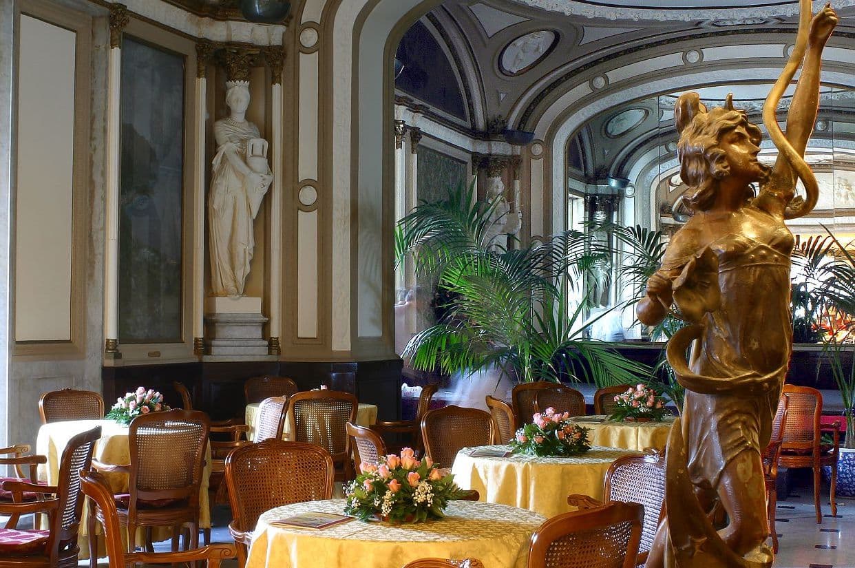 I progetti di espansione del caffè napoletano frequentato da Oscar Wilde e Gabriele D'Annunzio