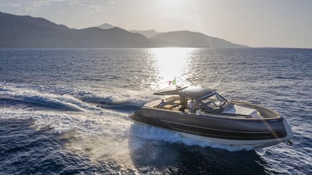 Eleganza e potenza in mare con il nuovo Invictus TT460
